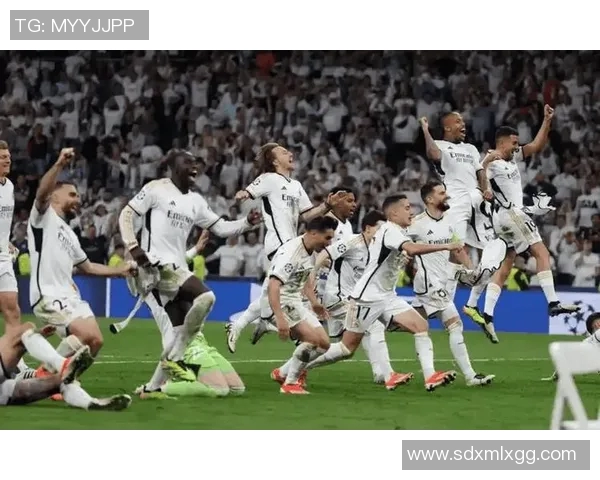 皇马与那不勒斯激战正酣下班后球迷聚焦赛事精彩瞬间